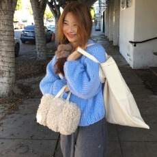 批发INS超火棉花糖色系泰迪绒毛毛收纳化妆包便携旅行小巧可爱手提包