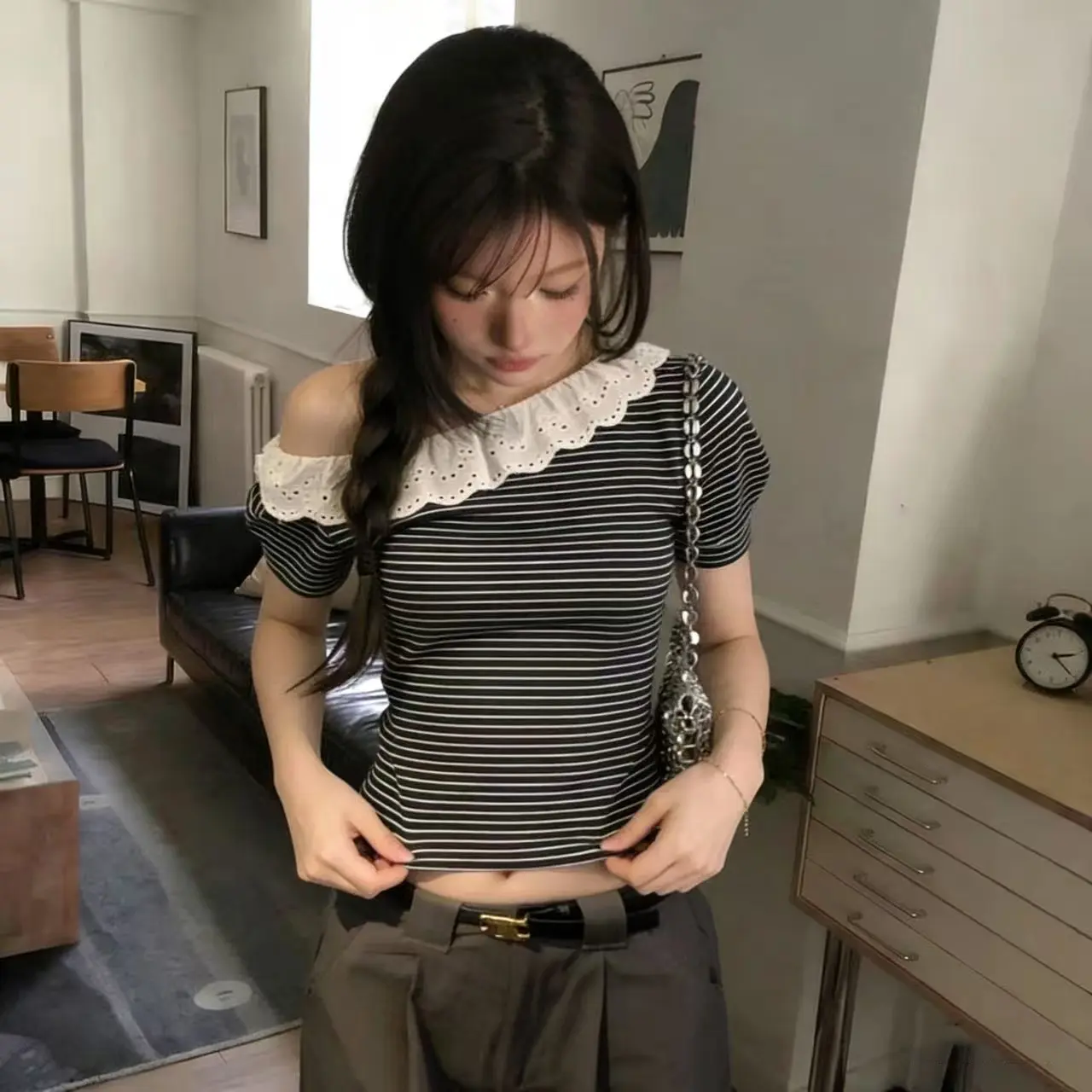스트라이프 프릴 원숄더 반소매 티셔츠 상세 이미지 21