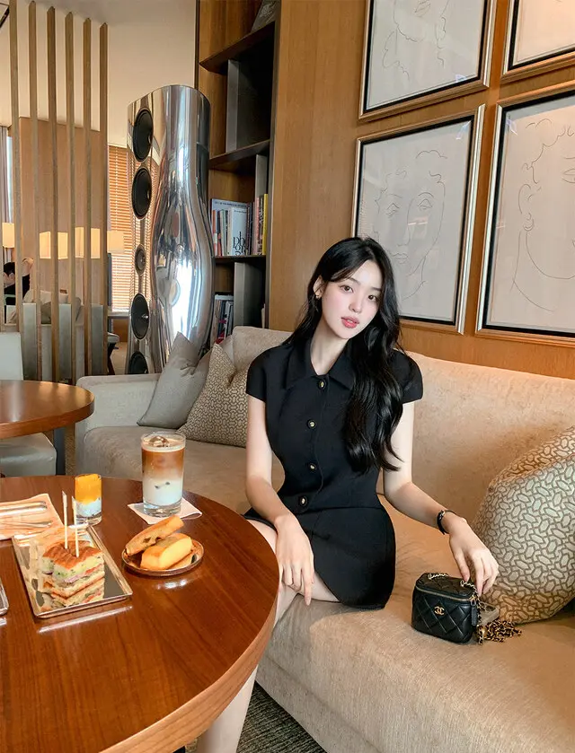 소프트한 소재의 슬림핏 블랙 원피스 상세 이미지 1