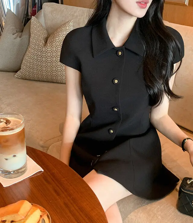 소프트한 소재의 슬림핏 블랙 원피스 상세 이미지 2