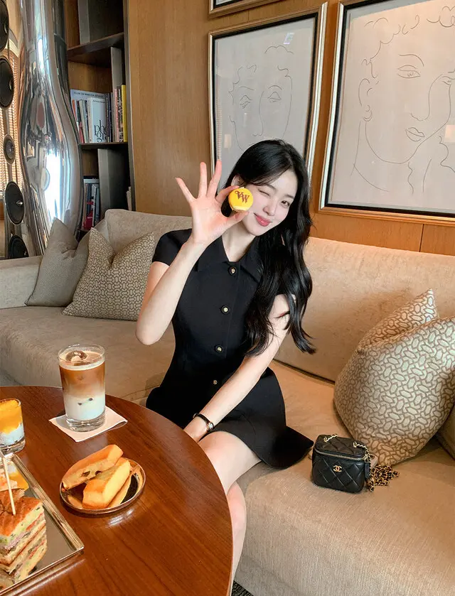 소프트한 소재의 슬림핏 블랙 원피스 상세 이미지 3
