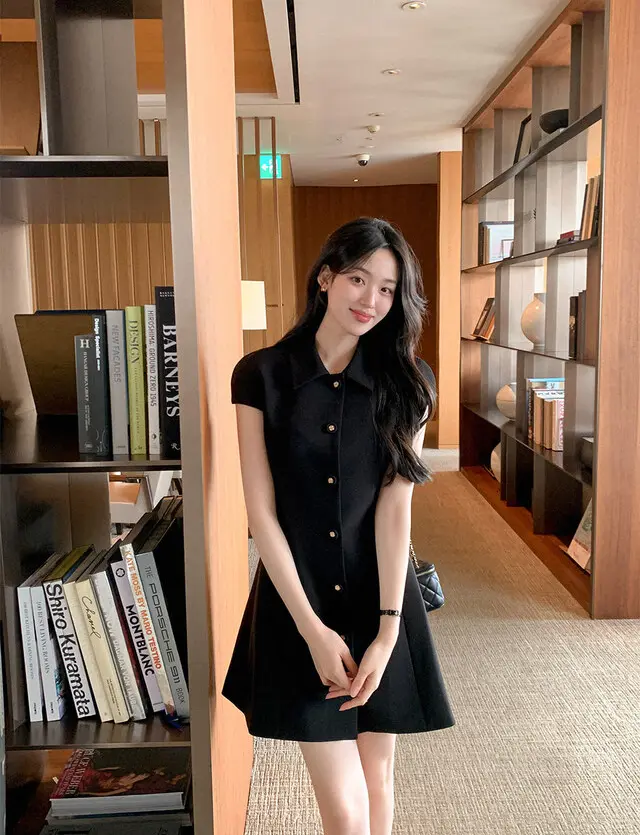 소프트한 소재의 슬림핏 블랙 원피스 상세 이미지 6
