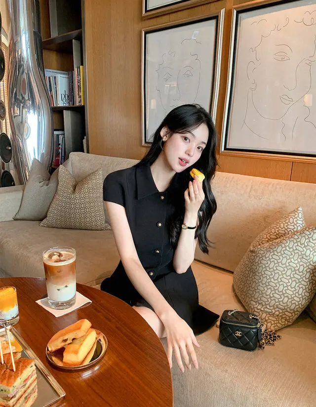 소프트한 소재의 슬림핏 블랙 원피스 상세 이미지 7