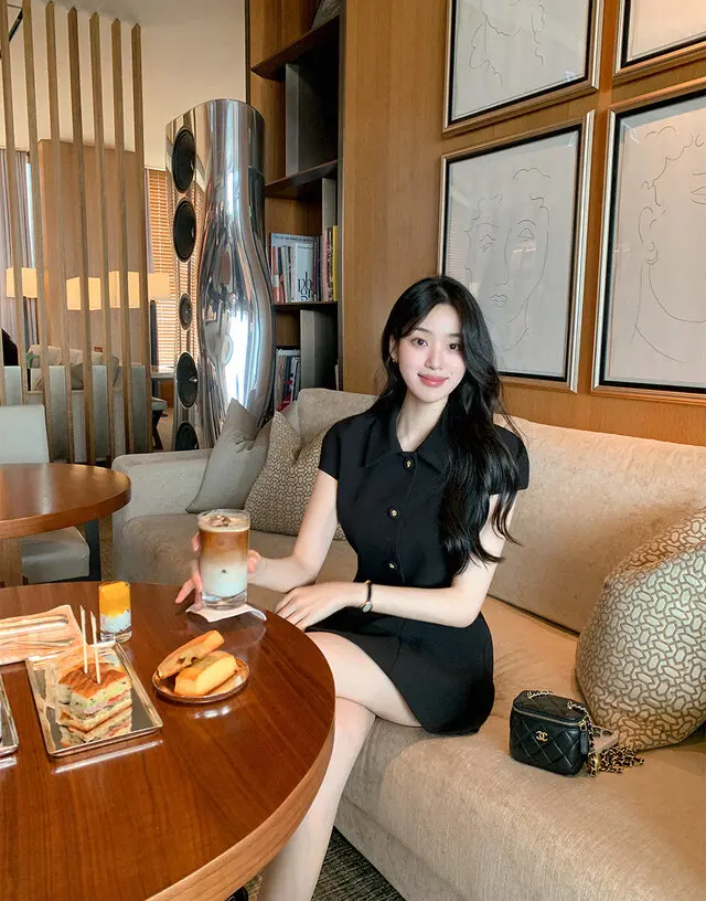 소프트한 소재의 슬림핏 블랙 원피스 상세 이미지 8