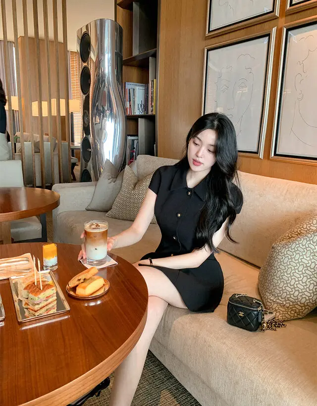 소프트한 소재의 슬림핏 블랙 원피스 상세 이미지 9