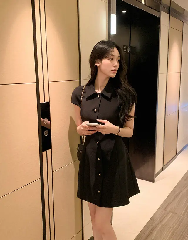 소프트한 소재의 슬림핏 블랙 원피스 상세 이미지 11