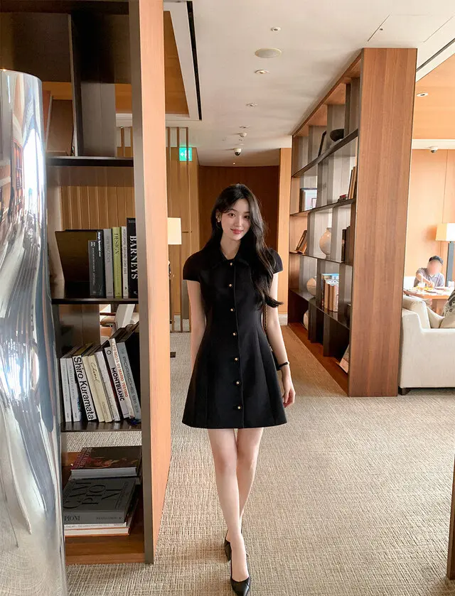 소프트한 소재의 슬림핏 블랙 원피스 상세 이미지 12