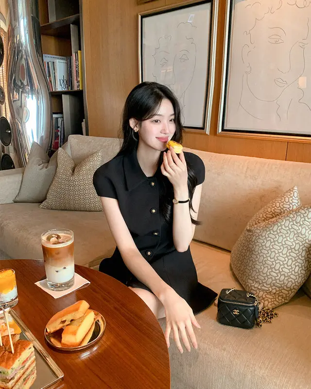 소프트한 소재의 슬림핏 블랙 원피스 상세 이미지 15
