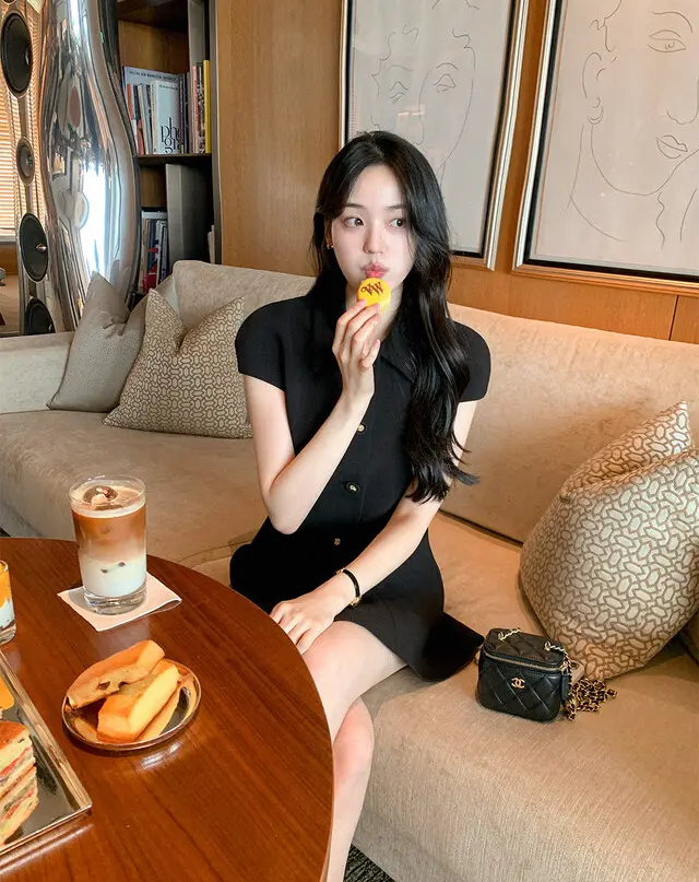 소프트한 소재의 슬림핏 블랙 원피스 상세 이미지 16