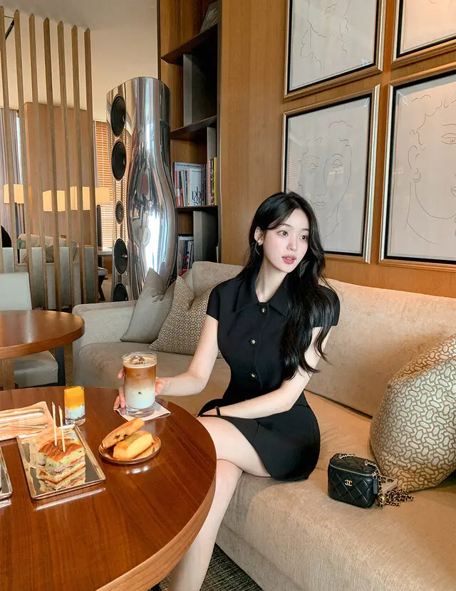 소프트한 소재의 슬림핏 블랙 원피스 상세 이미지 17
