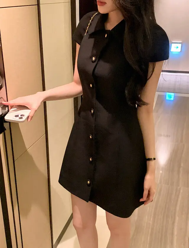 소프트한 소재의 슬림핏 블랙 원피스 상세 이미지 20