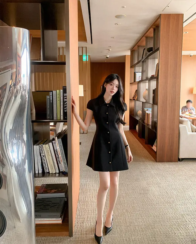 소프트한 소재의 슬림핏 블랙 원피스 상세 이미지 21