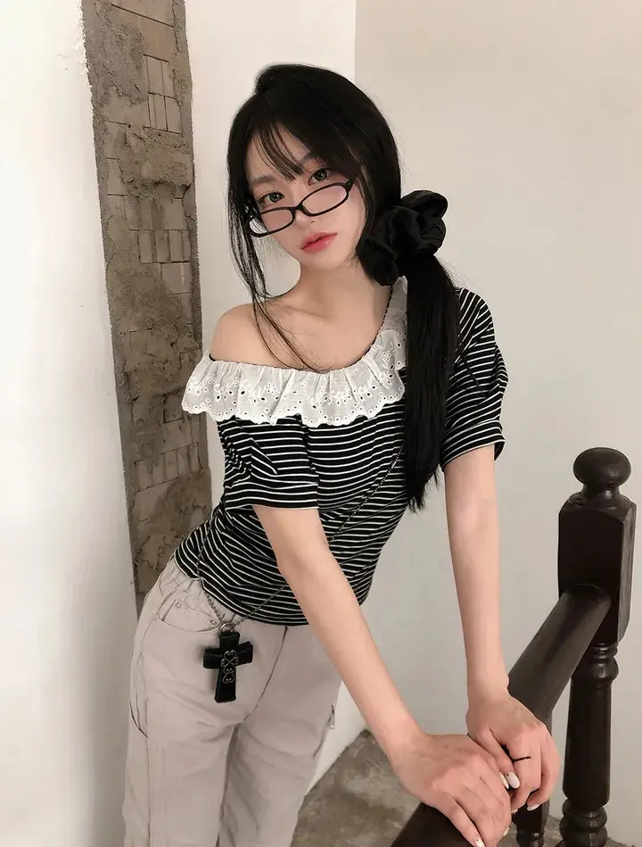스트라이프 프릴 원숄더 반소매 티셔츠 상세 이미지 1
