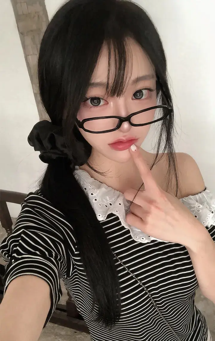 스트라이프 프릴 원숄더 반소매 티셔츠 상세 이미지 3