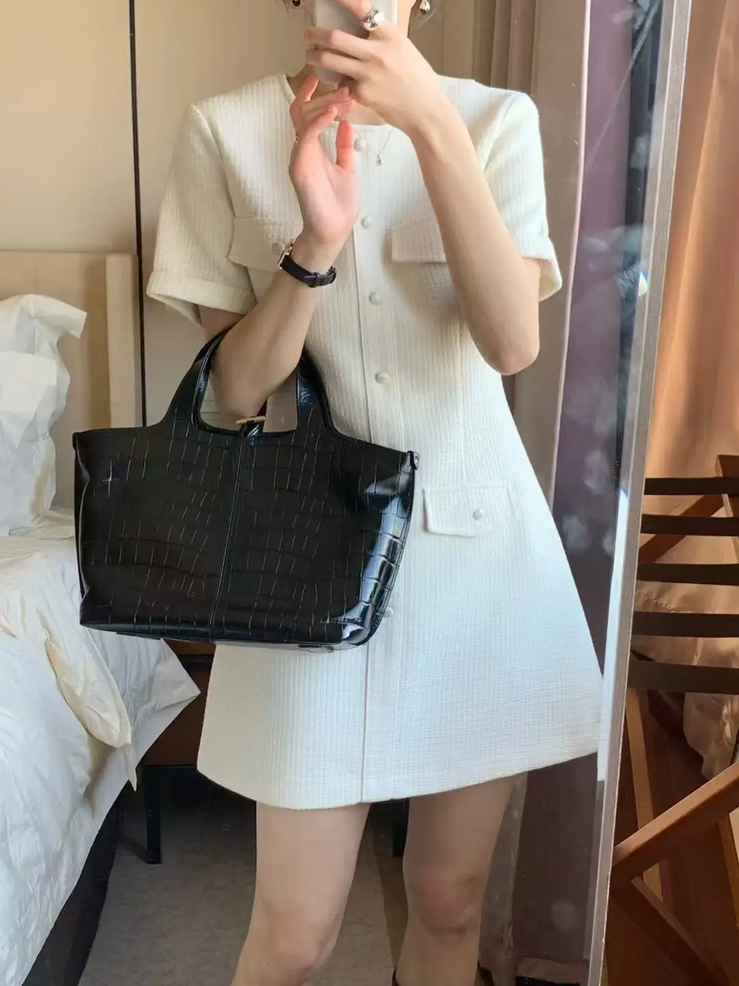 소프트한 소재의 스타일리시한 원피스 상세 이미지 1