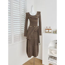 批发菜菜麦穗黄昏配披肩小个子早秋新款多巴胺裙条纹长袖连衣裙