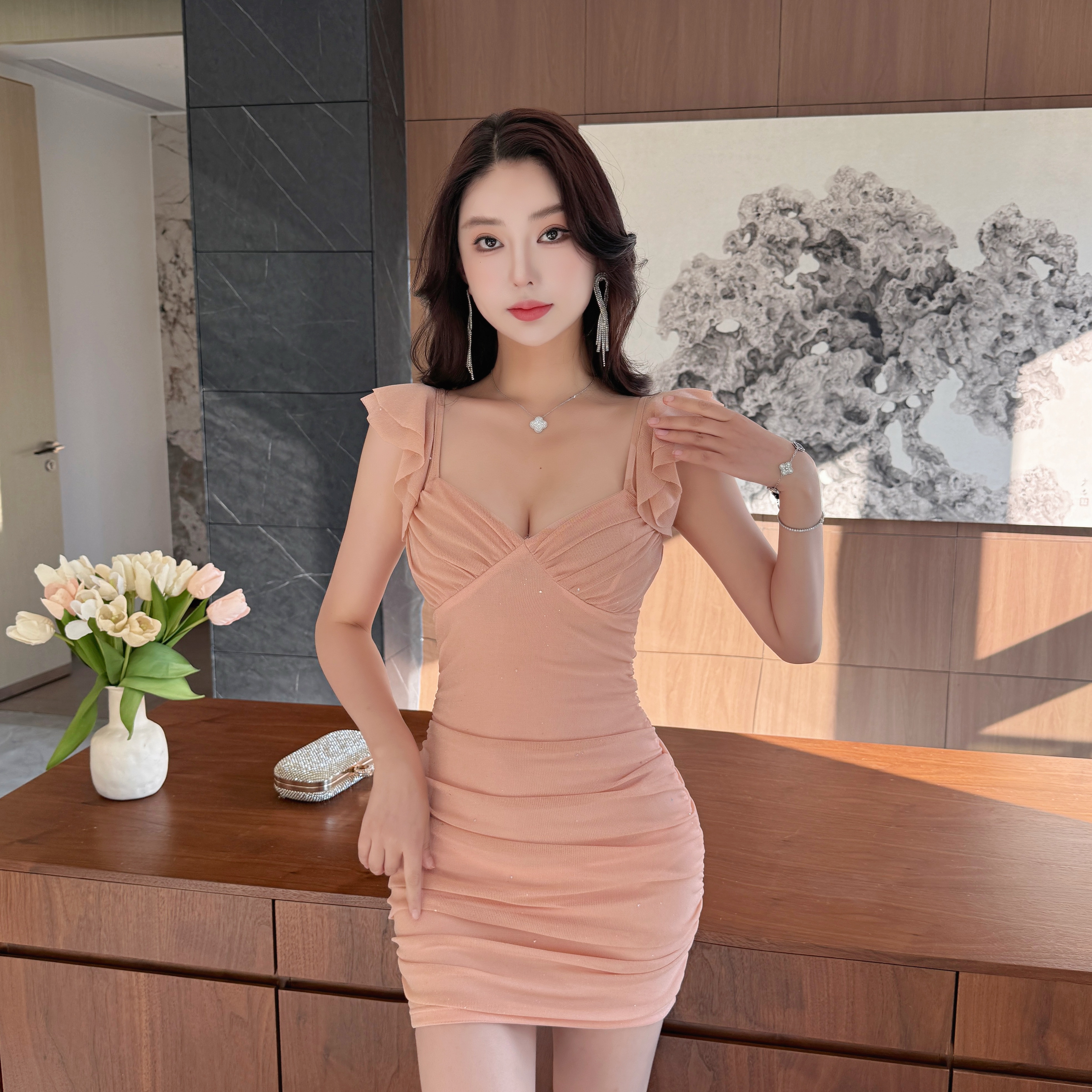 낮은 가슴 섹시함 여성 드레스 2026 새로운 프랑스식 품격 연령 감소 Feifei 소매 꼬집기 허리 슬림해 보이는 타이트 스커트 짧은 치마