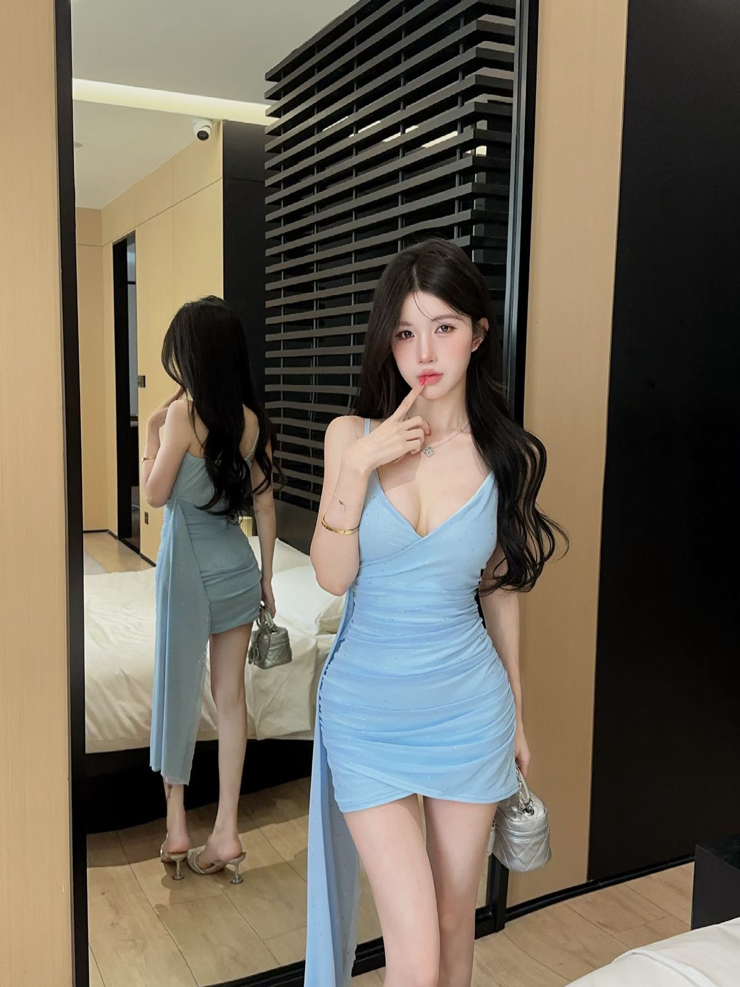 프랑스식 섹시함 낮은 가슴 V넥 슬립 드레스 하이웨이스트 불규칙 백리스 몸매 가꾸기 슬림해 보이는 타이트 스커트 좋은 플래시 미니 스커트