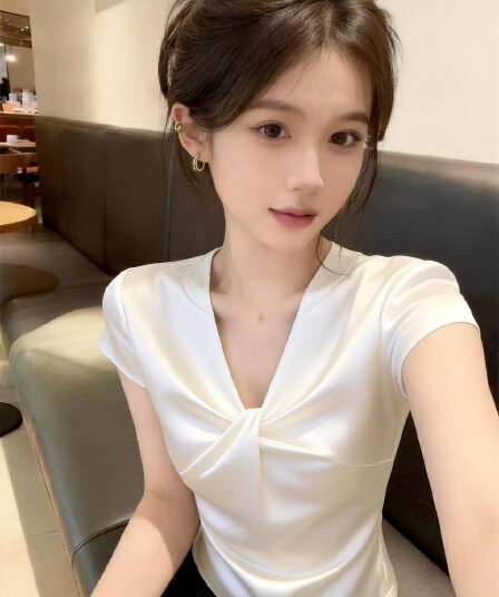 실사 달콤한 핫걸 비틀림 V넥 긍정적 인 어깨 반팔 새틴 여성 셔츠 디자인 센스 자이언트 잘 생긴 화이트 아름다운 맨위