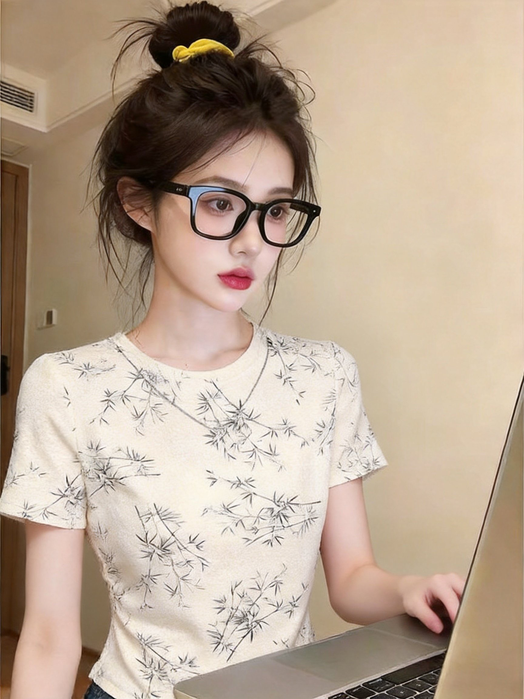 실사 여름 새로운 라운드 넥 미니멀리즘 여성 품격 슬림해 보이는 티셔츠 패션 국풍 우아함 개성 맨위