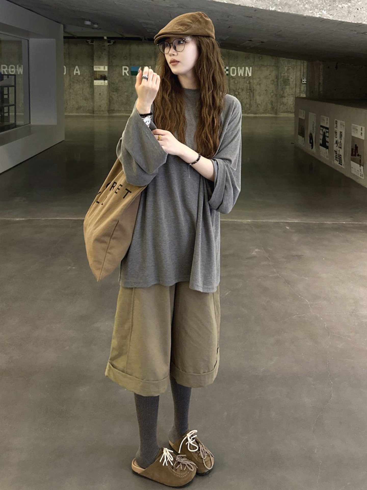 회색 루즈핏 느긋한 긴팔 티셔츠 여성 2026 조기 봄 새로운 느슨함 센스 단순한 관대 한 고급 센스 맨위