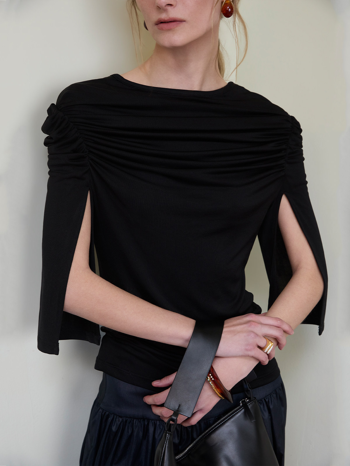 sip class 디자이너 브랜드 검정색 라운드 넥 티셔츠 여성 어깨 힙 Pleat 허리 수축 슬림해 보이는 반소매 양모 맨위