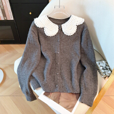 批发2026春款红色小香风蕾丝拼接娃娃领毛衣开衫女宽松软糯针织上衣