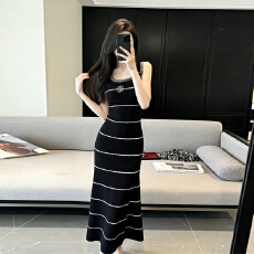 批发轻奢高级春夏季无袖<b class='q'>背心</b><b class='q'>长裙</b>黑色条纹山茶花针织连衣裙内搭打底裙