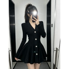 批发法式高级感V领收腰显瘦毛衣裙女气质巨好看的早秋长袖针织<b class='q'>连衣裙</b>