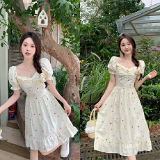 批发实拍~田园方领刺绣工艺花边拼接<b class='q'>连衣裙</b>胖MM俏皮可爱海边度假裙子