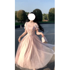 批发实拍中~雾里听花 法式气质度假风方领泡泡袖连衣裙女2026夏新款