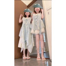 批发实拍中~~早<b class='q'>春</b>度假风仙女感碎花吊带连衣裙