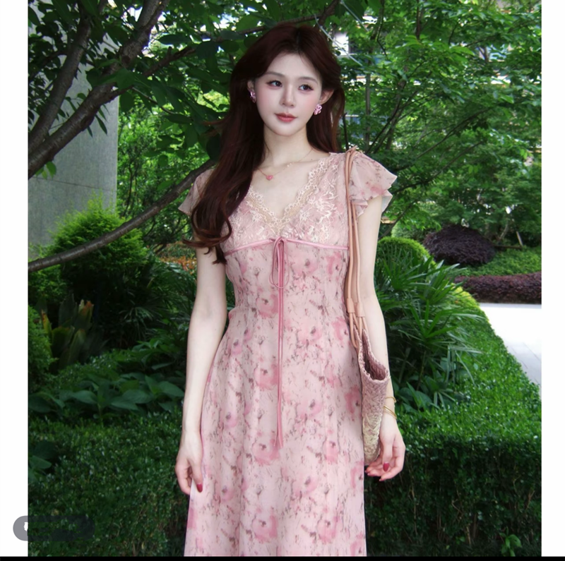 실사 중 서있는 자르다 나비 매듭 네클라인 레이스 측면 3d 프린트 뒤에 벨트 아름다움 조용한 핑크색 드레스