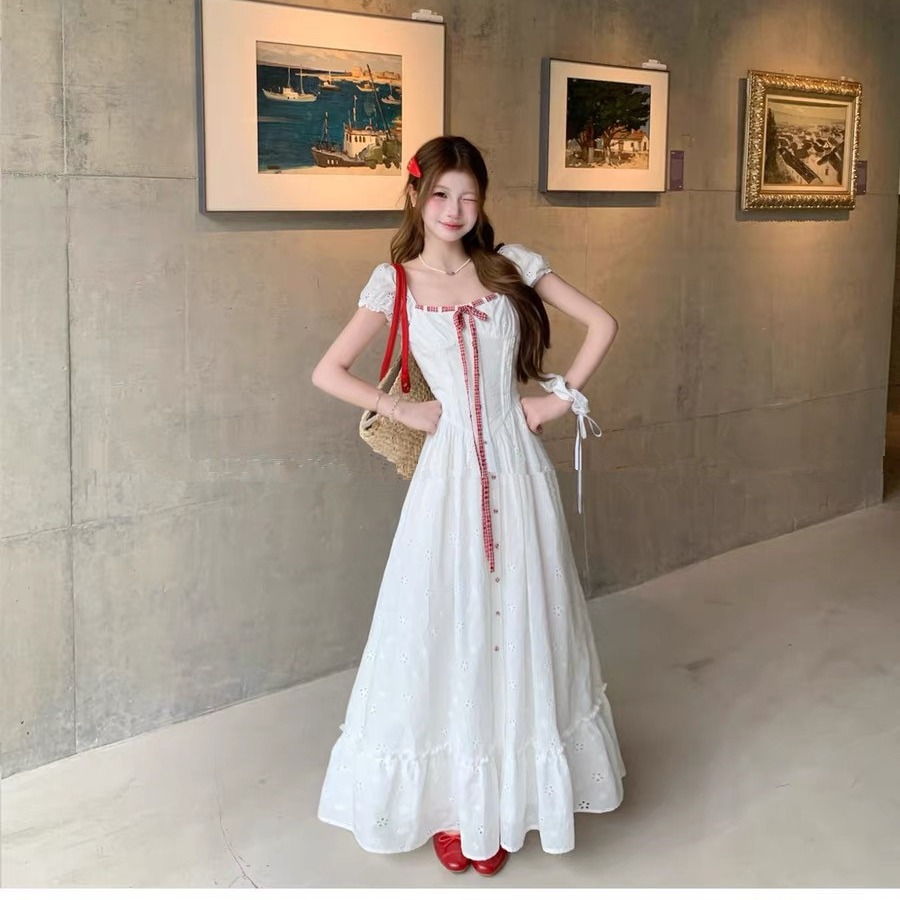 실사 중 화이트 그리드 소녀 시 여름 빨간색과 흰색 배색 홀로우 아웃 자수 작은 꽃 롱 스커트 허리 수축 슬림해 보이는 드레스