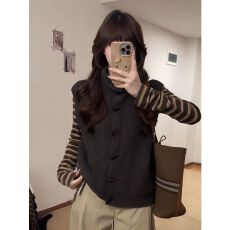 批发韩系设计感咖色高领牛角扣针织衫马甲秋冬2025新款显瘦背心毛衣