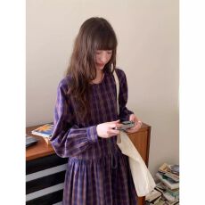 批发紫色圆领宽松A字长袖格纹<b class='q'>连衣裙</b>春秋女格子泡泡袖拼接长款裙子女