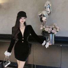 批发2025新款法式赫本风长袖高级性感丝绒连衣裙女早秋季包臀小黑裙子