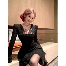 批发25秋季流行风格韩系漂亮独特蕾丝V领掐腰小黑裙小个子超火<b class='q'>连衣裙</b>