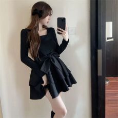 批发方领收腰显瘦大码设计感女春秋新款小黑裙小个子黑色赫本风连衣裙