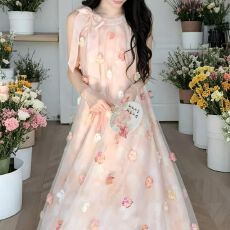 批发重工立体花朵挂脖露肩<b class='q'>连衣裙</b>女春季甜美温柔风系带收腰长款初恋裙