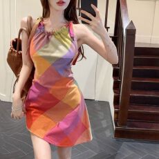 批发多巴胺穿搭挂脖无袖格子<b class='q'>连衣裙</b>女夏季漂亮独特设计感收腰气质裙子
