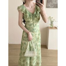 批发法式绿色小飞袖碎花显瘦<b class='q'>连衣裙</b>子女夏季新款海边度假收腰气质长裙