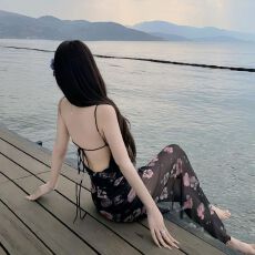 批发性感辣妹穿搭氛围感吊带碎花<b class='q'>连衣裙</b>女夏海边度假收腰露背包臀长裙