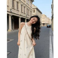 批发法式无袖挂脖碎花<b class='q'>连衣裙</b>子女夏季2026新款海边度假高级感沙滩长裙