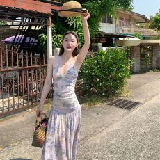 批发多巴胺海岛穿搭绝美<b class='q'>沙滩裙</b>超仙巴厘岛度假碎花挂脖连衣裙女夏收腰