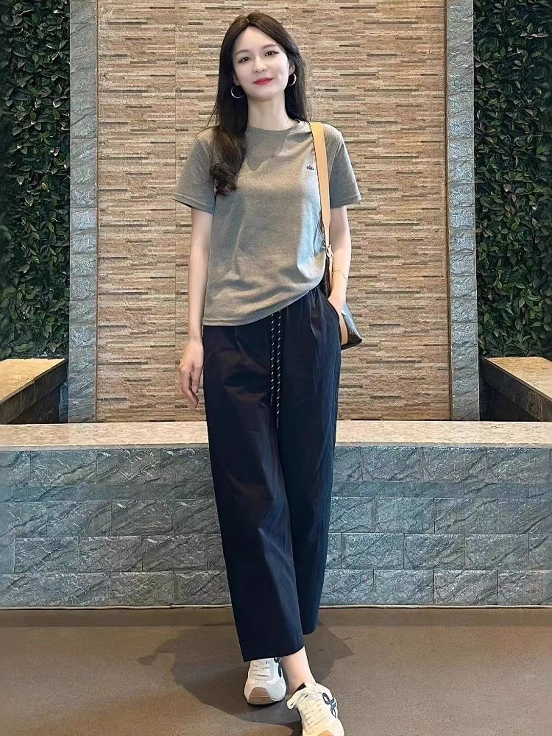 2026 슈퍼 화재 여름 드레스 전체 집합 다시 차가운 다시 바람의 소리 고급 센스 회색 반팔 작은 키 연령 감소 바지 세트 여성