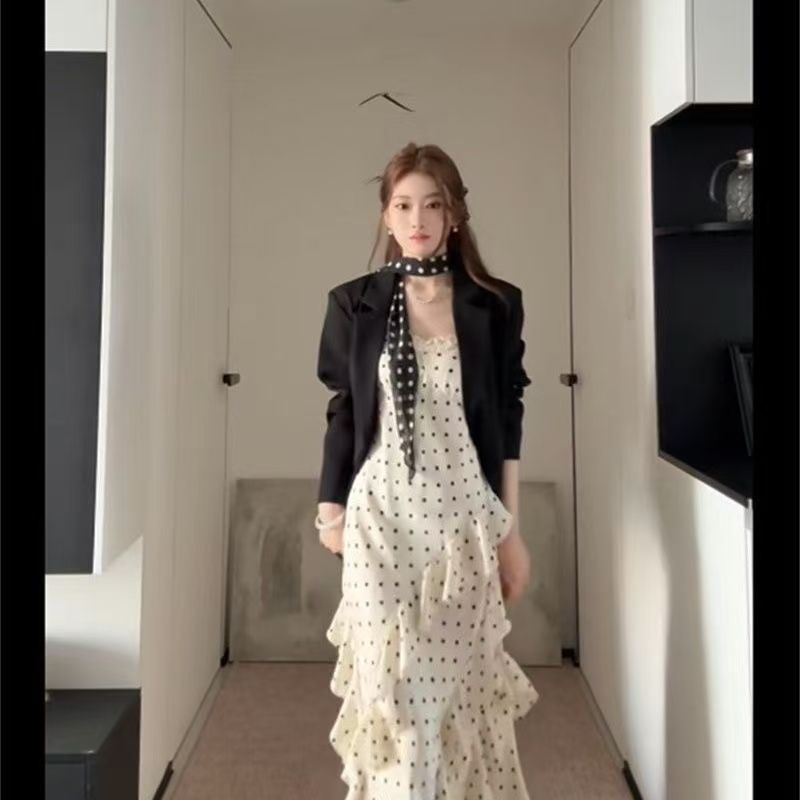 프랑스식 부드러운 차 휴식 숙녀 검정색 블레이저 불규칙 디자인 센스 도트 무늬 슬립 드레스 투피스 슈트