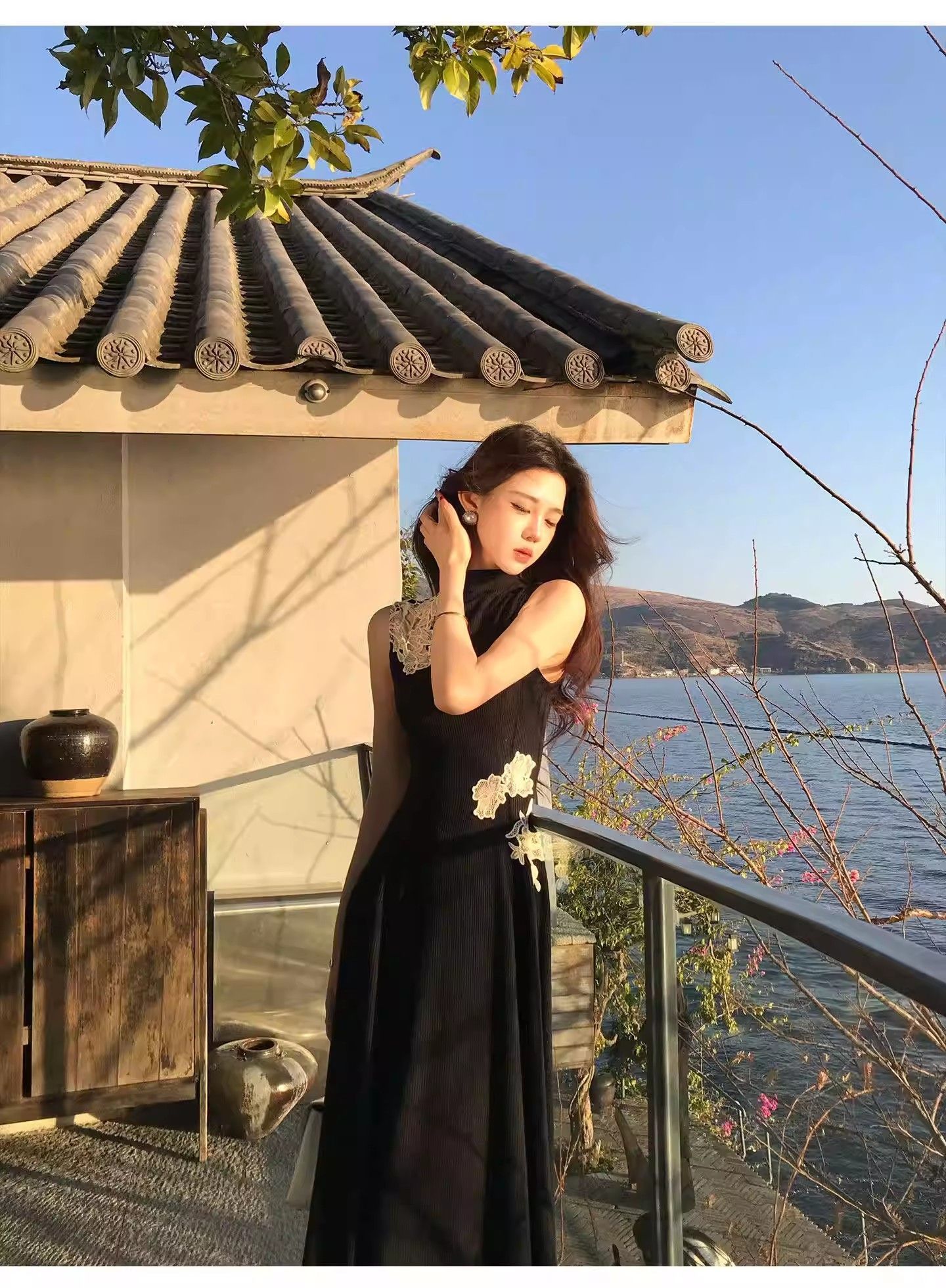 새로운 중식 스탠드 칼라 민소매 레이스 자수 여성 드레스 2026 여름 새로운 검정색 고급 센스 한 마디 롱 스커트