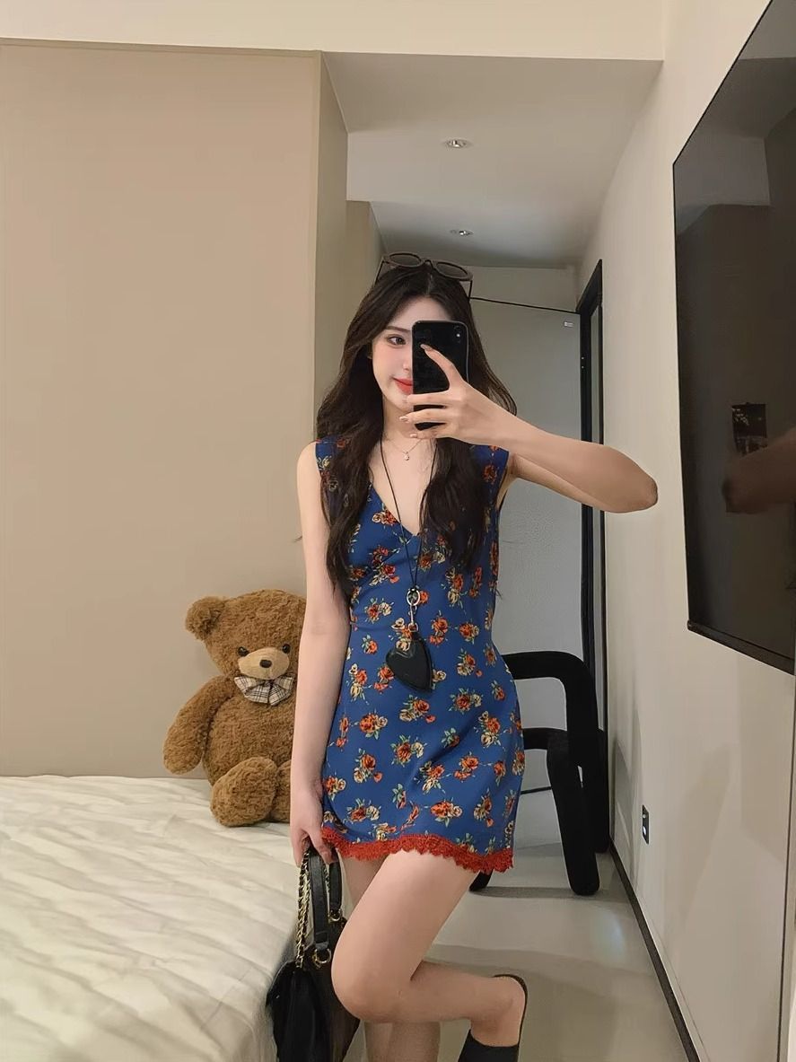 프랑스식 파란색 꽃무늬 V넥 조끼 여성 드레스 2026 여름 새로운 레트로 품격 허리 수축 스택 착용 미니 스커트