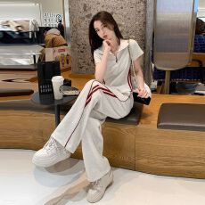 批发韩版高级感休闲<b class='q'>运动</b>套装女夏季显瘦正肩翻领短袖阔腿裤两件套